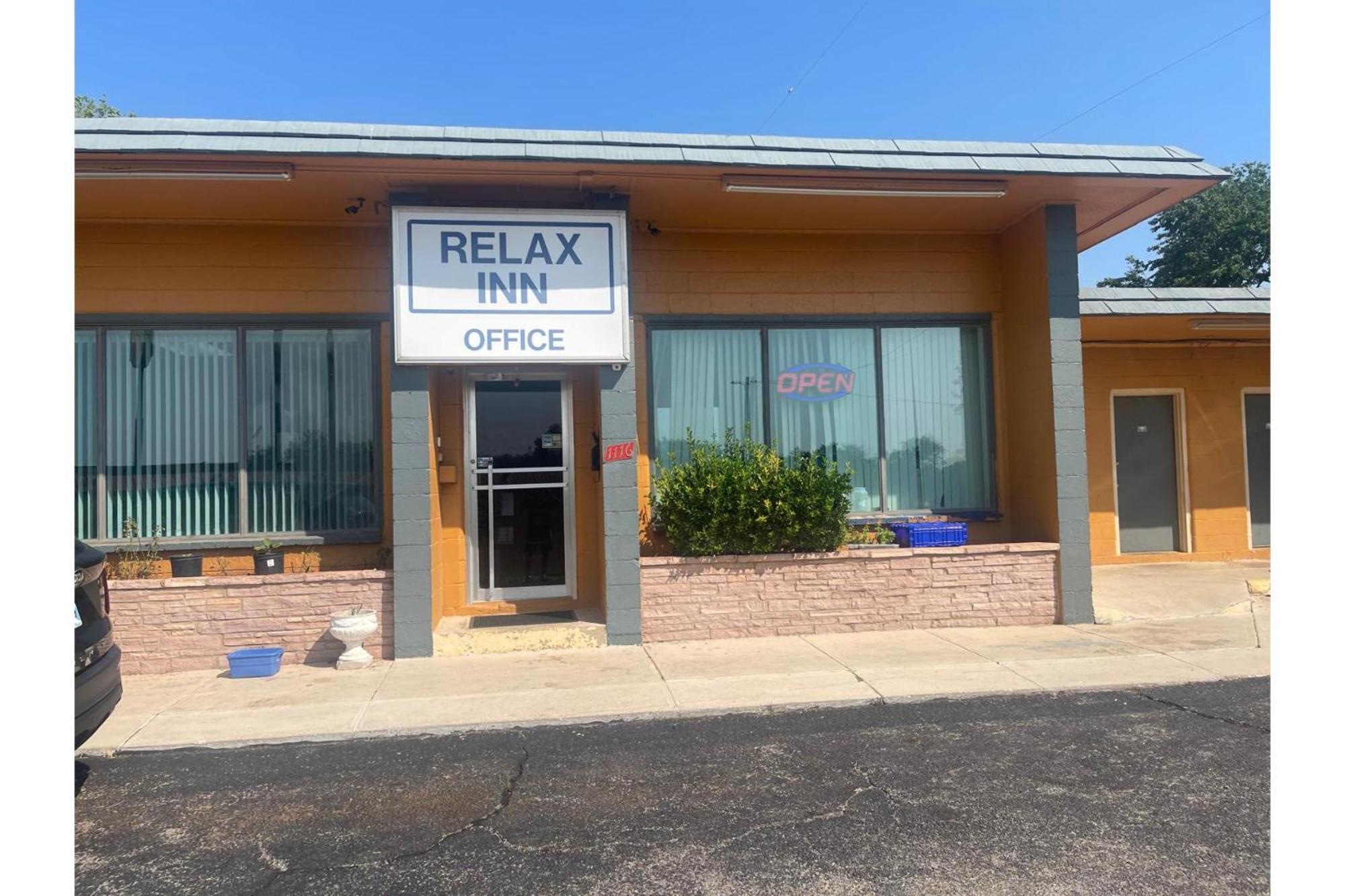 Relax Inn By Oyo Clinton Exterior photo